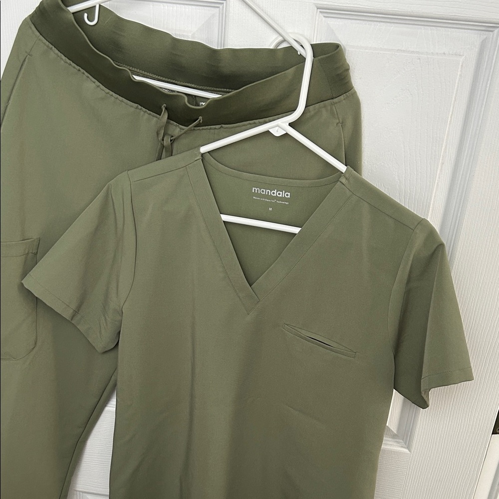 NWOT Mandala sage one pocket top and sage 9 pocket jogger Scrub Set - size m